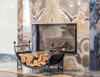 Een modern tv meubel met geïntegreerde sfeerhaard in een sfeervol interieur.