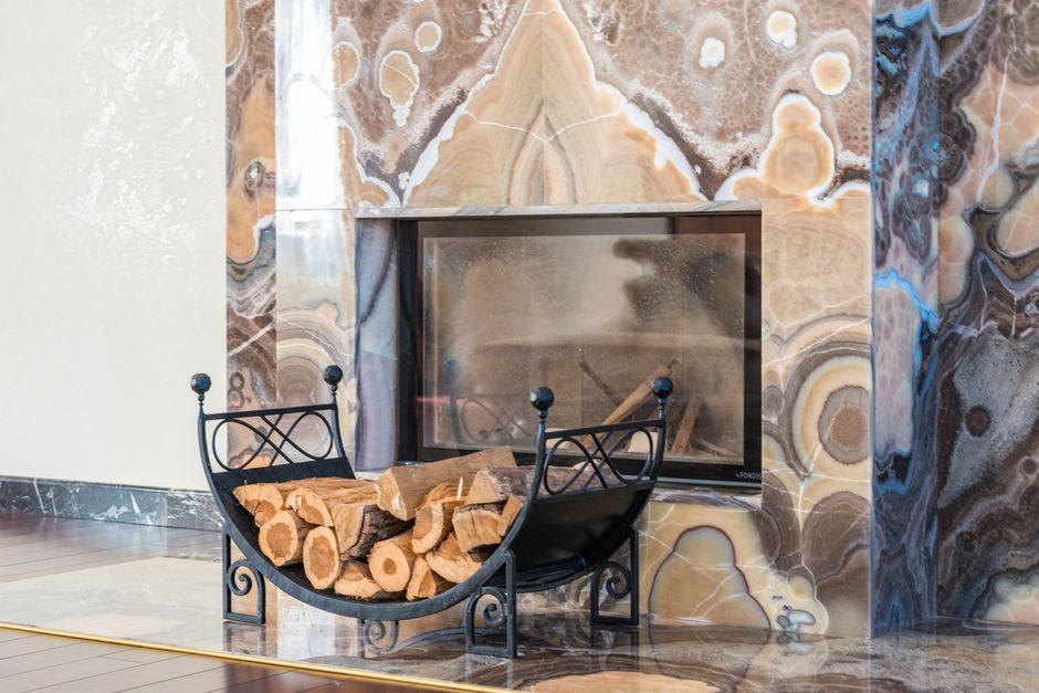 Een modern tv meubel met geïntegreerde sfeerhaard in een sfeervol interieur.